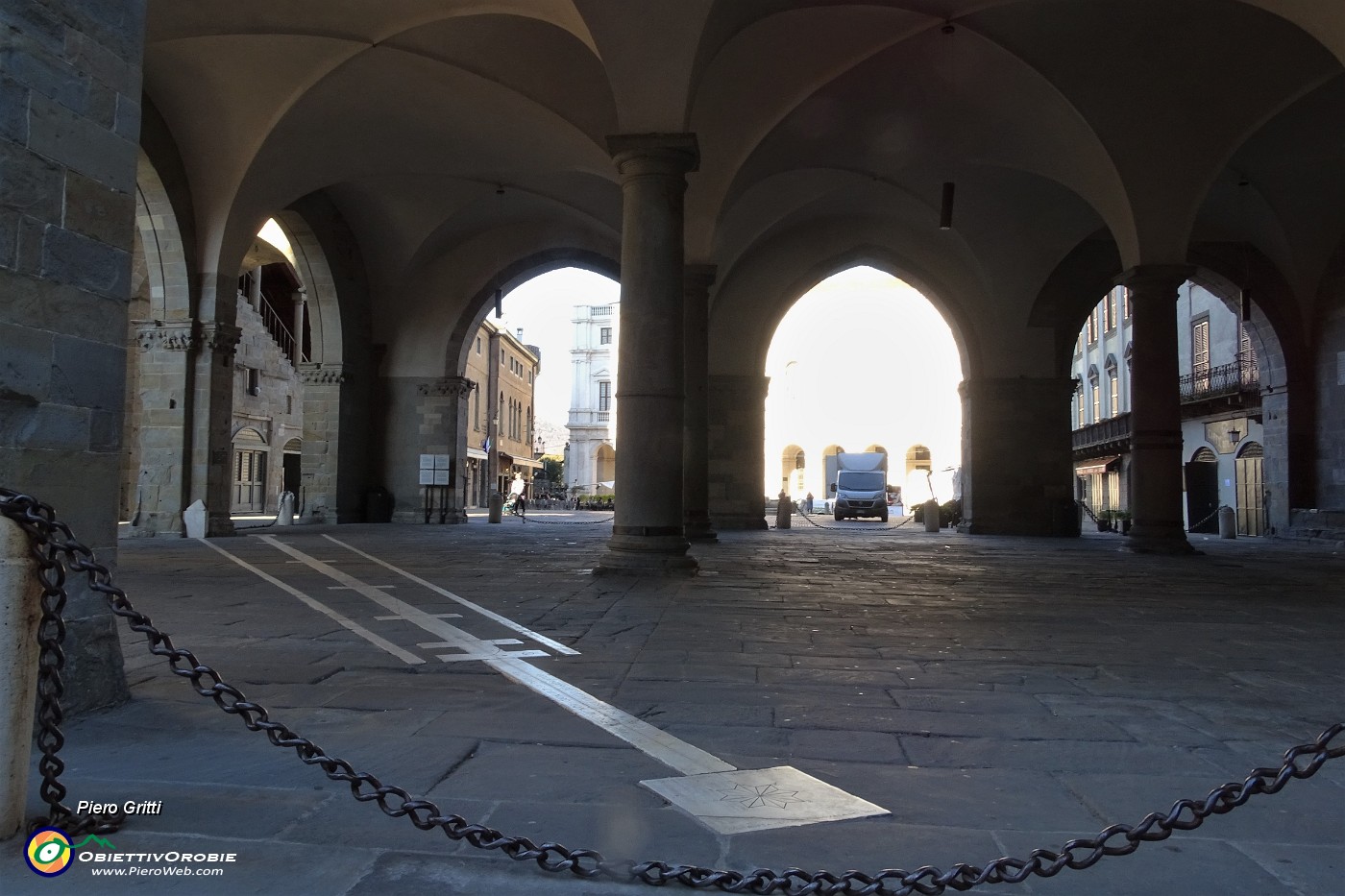 74 La meridiana sotto i portici del Palazzo della Ragione.JPG